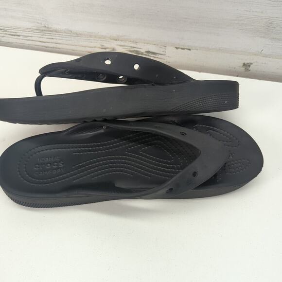 Crocs Classic Flip Flops V2 Womens Size W 10 Black Slip On Thong Beach Sandals - Picture 4 of 8